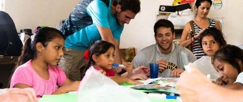 Student working with school children in Merida, 墨西哥